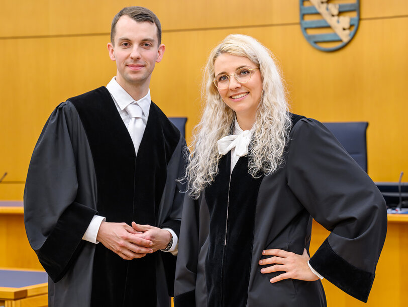 Ein Richter und eine Richterin im Gerichtssaal